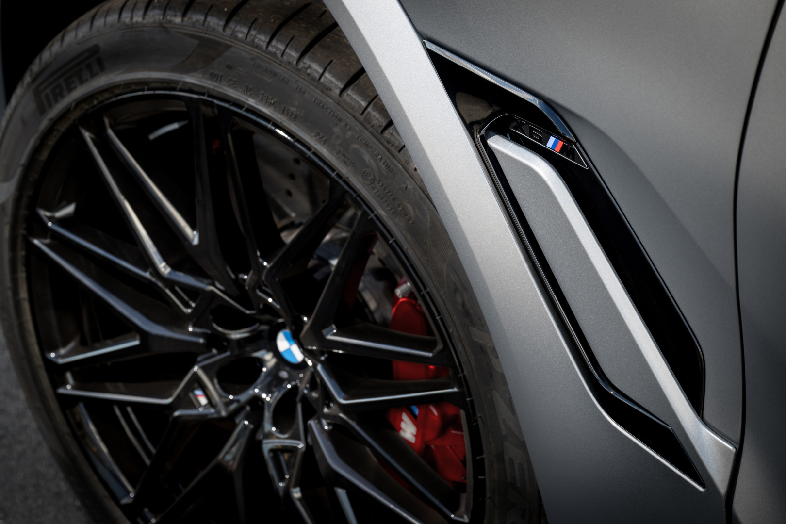 SMALL_P90495583_highRes_the-new-bmw-x6-m-com